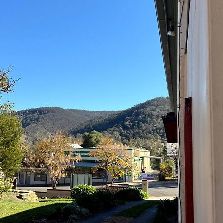 Colonial Bank Motel Omeo Bagian luar foto