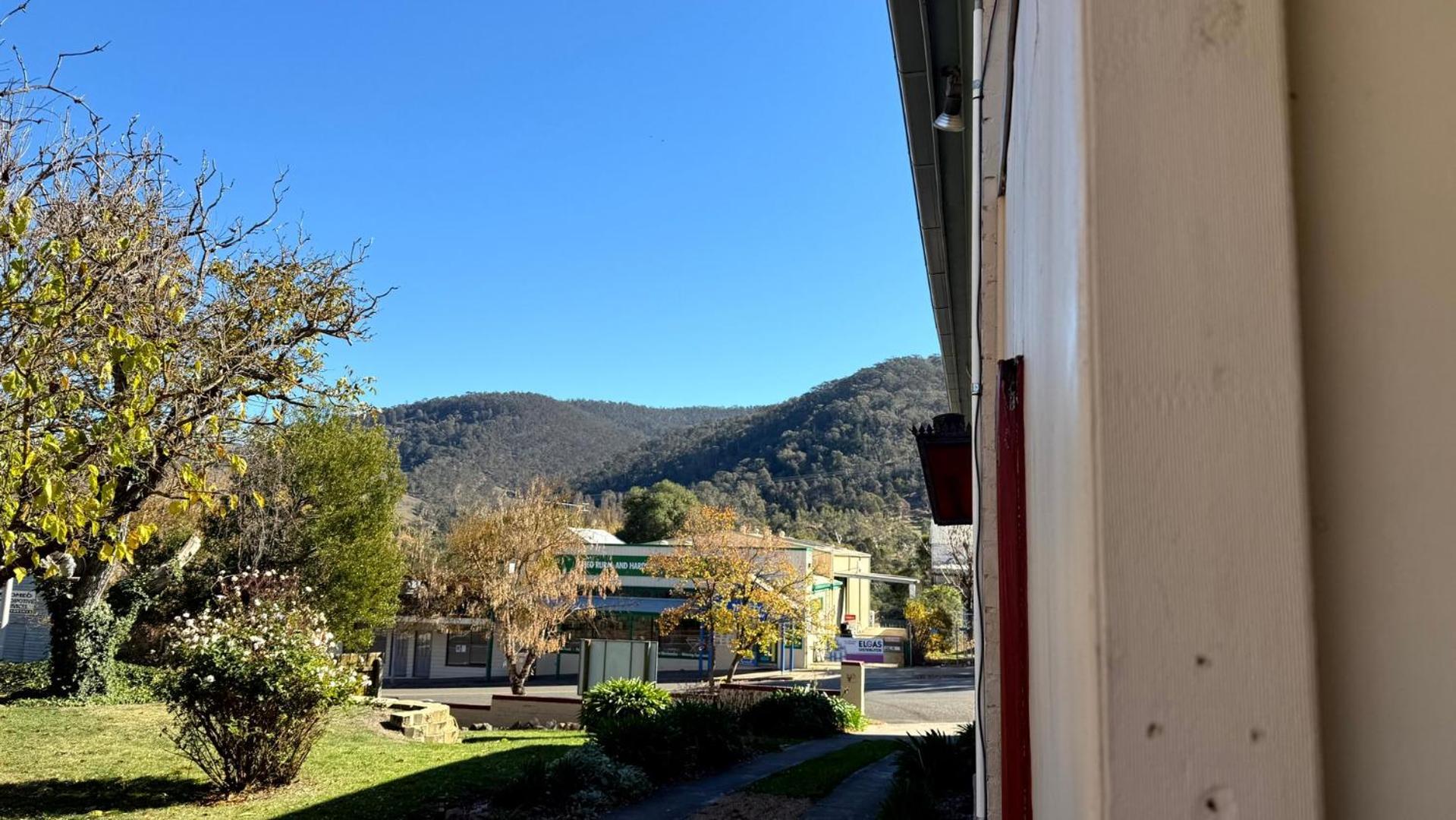 Colonial Bank Motel Omeo Bagian luar foto