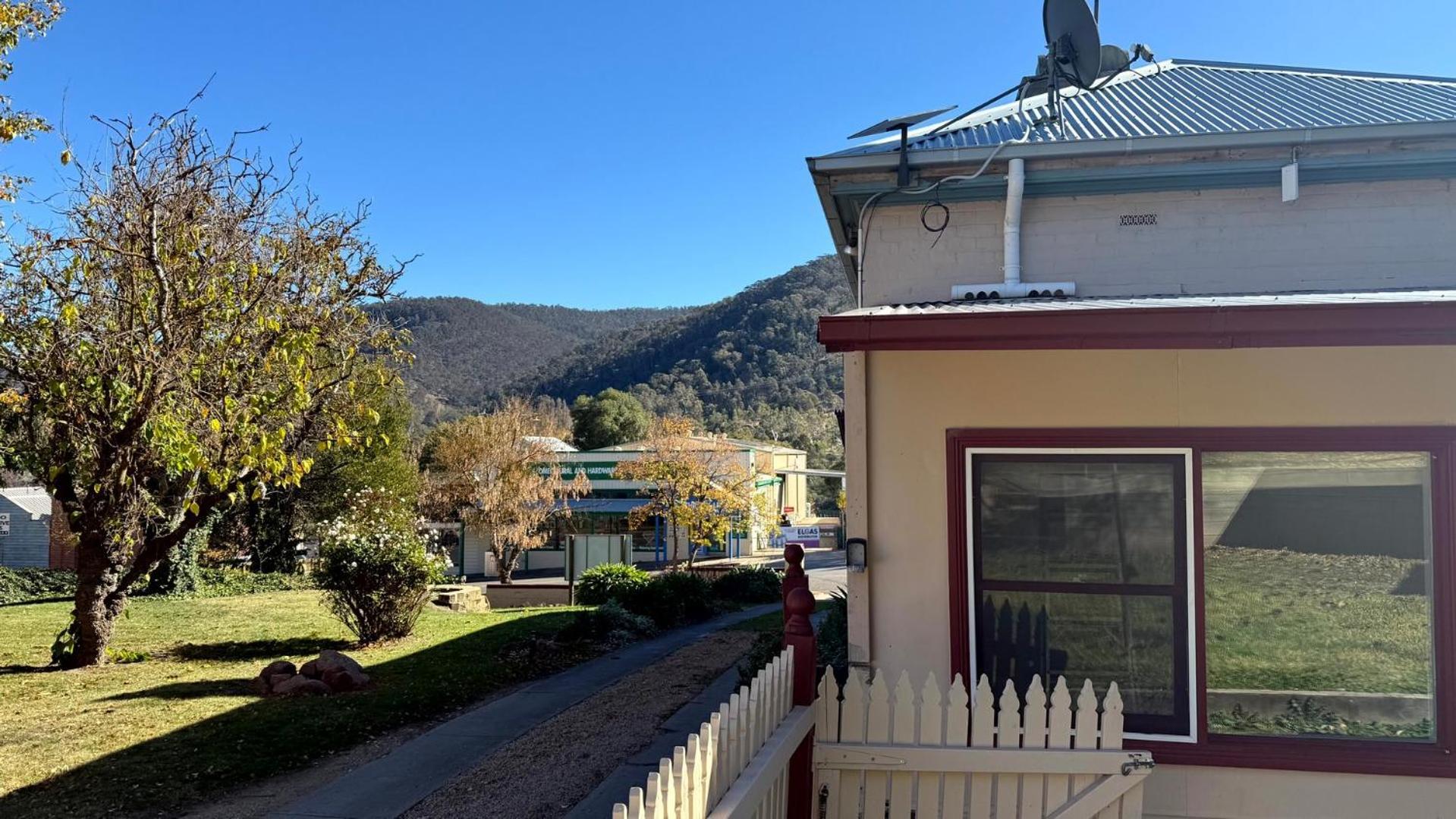 Colonial Bank Motel Omeo Bagian luar foto